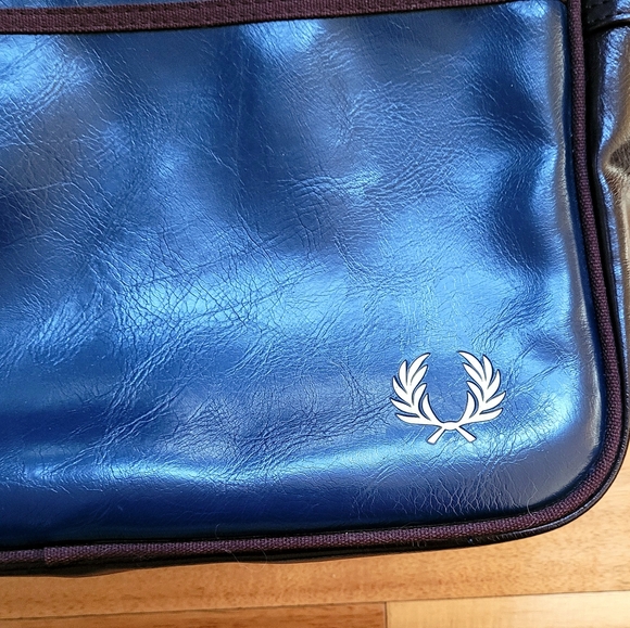 Beautiful Unused Fred Perry Messenger Bag - Picture 3 of 6